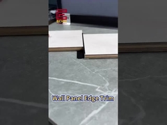 Une garniture en aluminium pour les panneaux muraux.