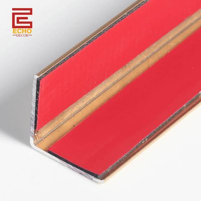 L'angle extérieur du bord de la tuile est décoré par une bande de bord de tuile auto-adhésive