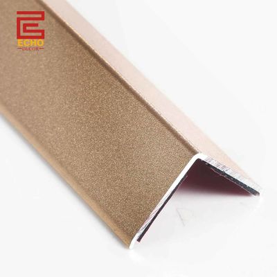 Finition des bords des tuiles autoadhésives en aluminium de 15 mm