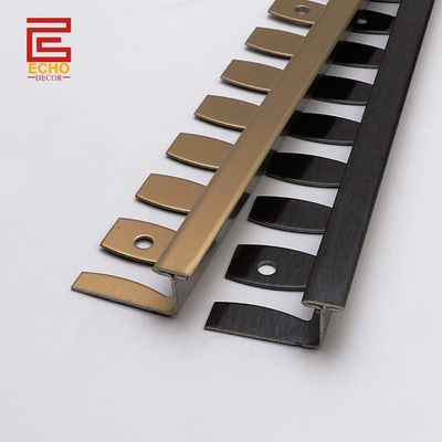 Bandes de transition de plancher en métal courbé et flexible pour les planchers en tuile ou en bois stratifiés