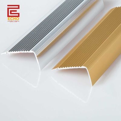 Escaliers en carreaux métalliques en forme de L