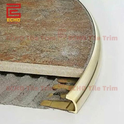Bandes de transition de sol métalliques flexibles et pliables pour bords incurvés
