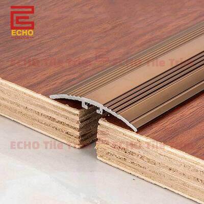 Bandes de transition entre le bois dur et le carrelage, même hauteur